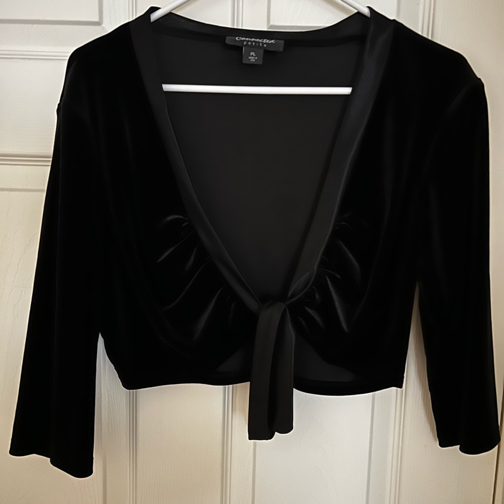 Médium petite black velvet tie front crop top